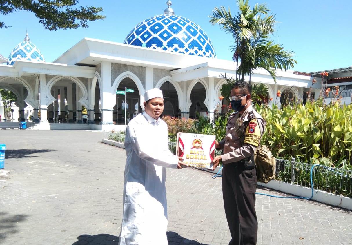 Peringati HUT Bhayangkara-74 Babinkamtibmas Takal Kedinding Berikan Sembako Untuk Takmir Masjid