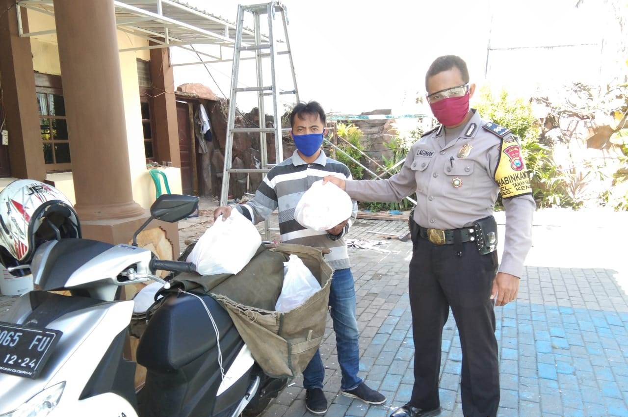 Babinkamtibmas Takal Kedinding Bagikan Paket Sembako Gratis Untuk Warga Kurang Mampu