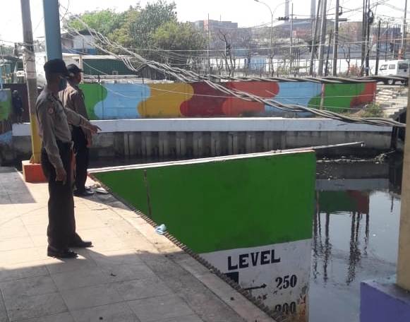 Polsek Asemrowo Pantau Debit Air di Rumah Pompa Balong II, Deteksi Dini Potensi Banjir