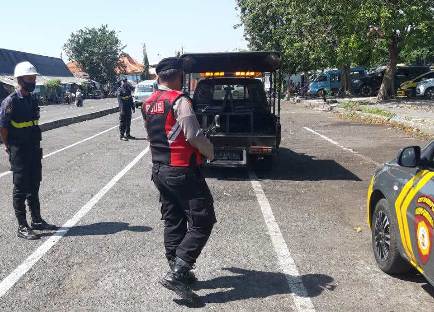 Satsabhara Polres Tanjung Perak Patroli Bareng Sekuriti Pelindo di Pasar Ujung, Sampaikan Pesan 3M