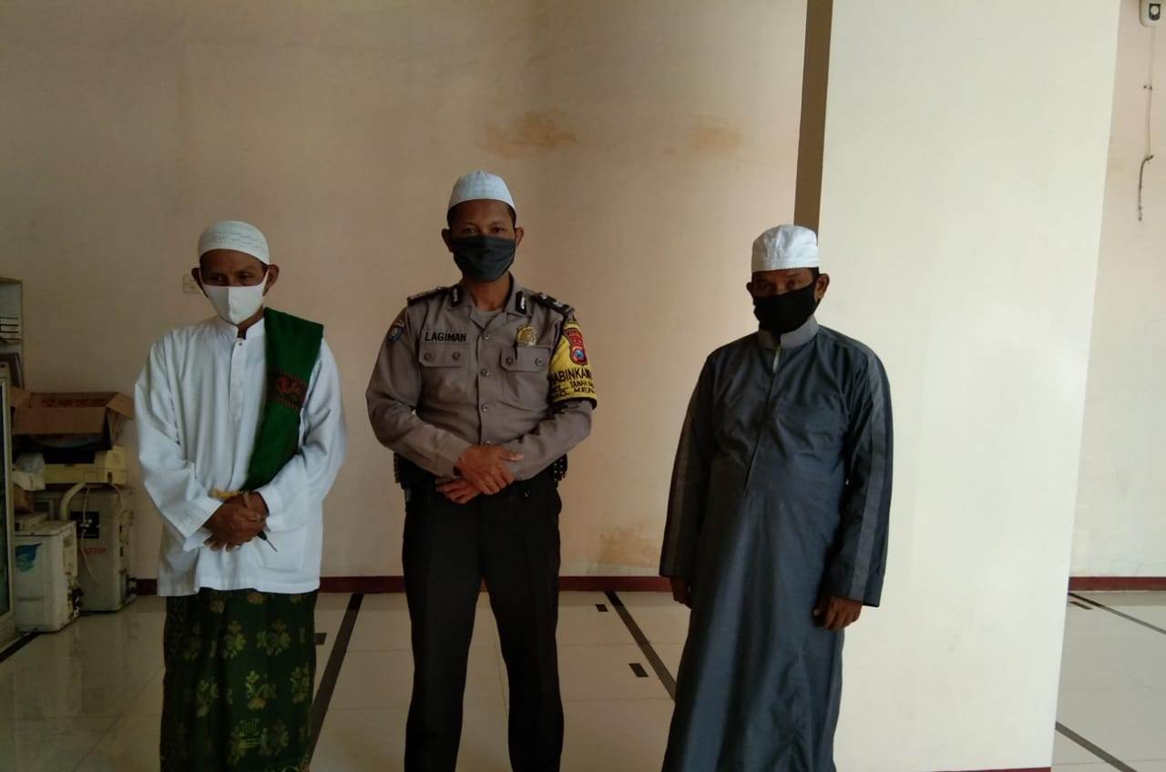 Babinkamtibmas Takal Kedinding Sampaikan Pentingnya Protokol Kesehatan Dalam Jumat Darling