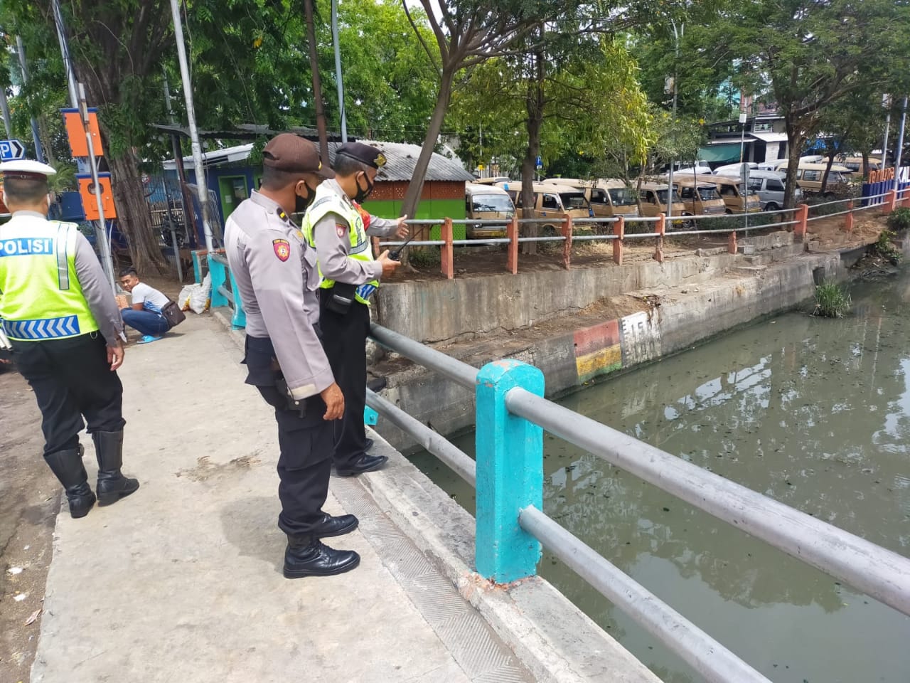 Polsek Pabean Cantikan Deteksi Dini Potensi Banjir Lewat Pemantauan Debit Air Sungai Kalimas