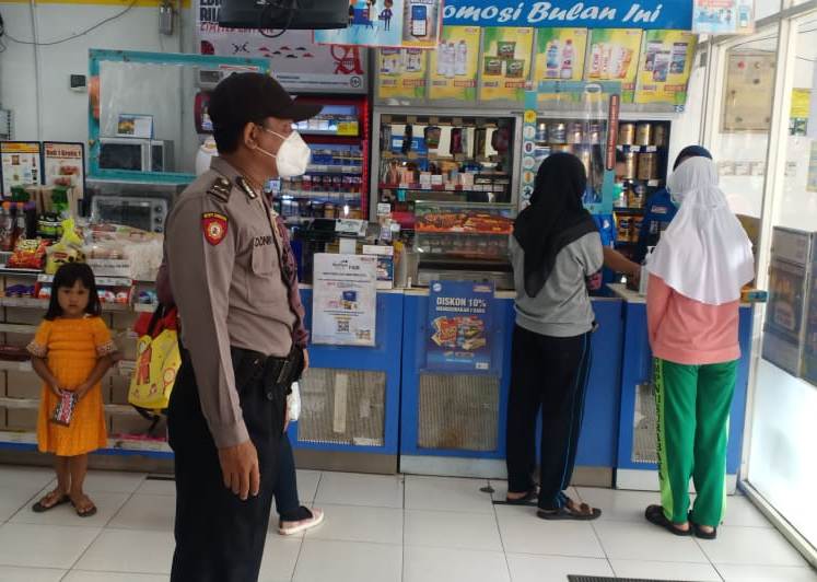 Polsek Kenjeran Lakukan Patroli Rutin di Mini Market