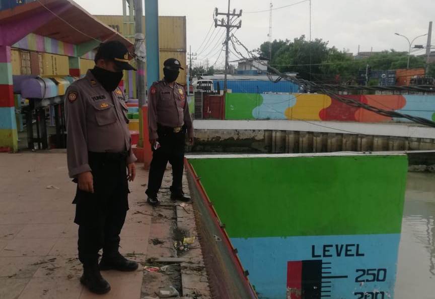 Polsek Asemrowo Pantau Debit Air, Waspada Bencana Banjir