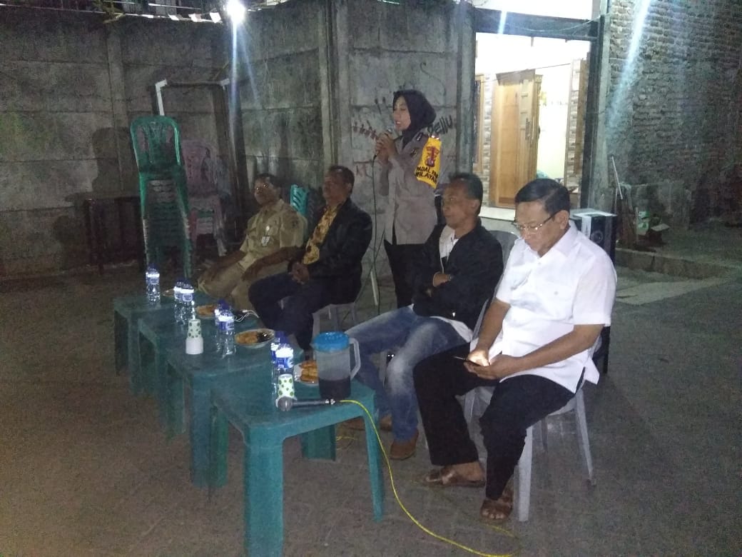 Kapolsek Pabean Cantikan Pimpin Cangkrukan Bersama Warga Kembang Jepun