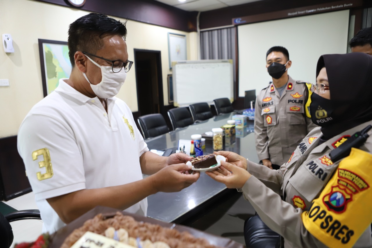 Kapolres Tanjung Perak Berikan Kejutan Kue Ulang Tahun Untuk Pelindo III