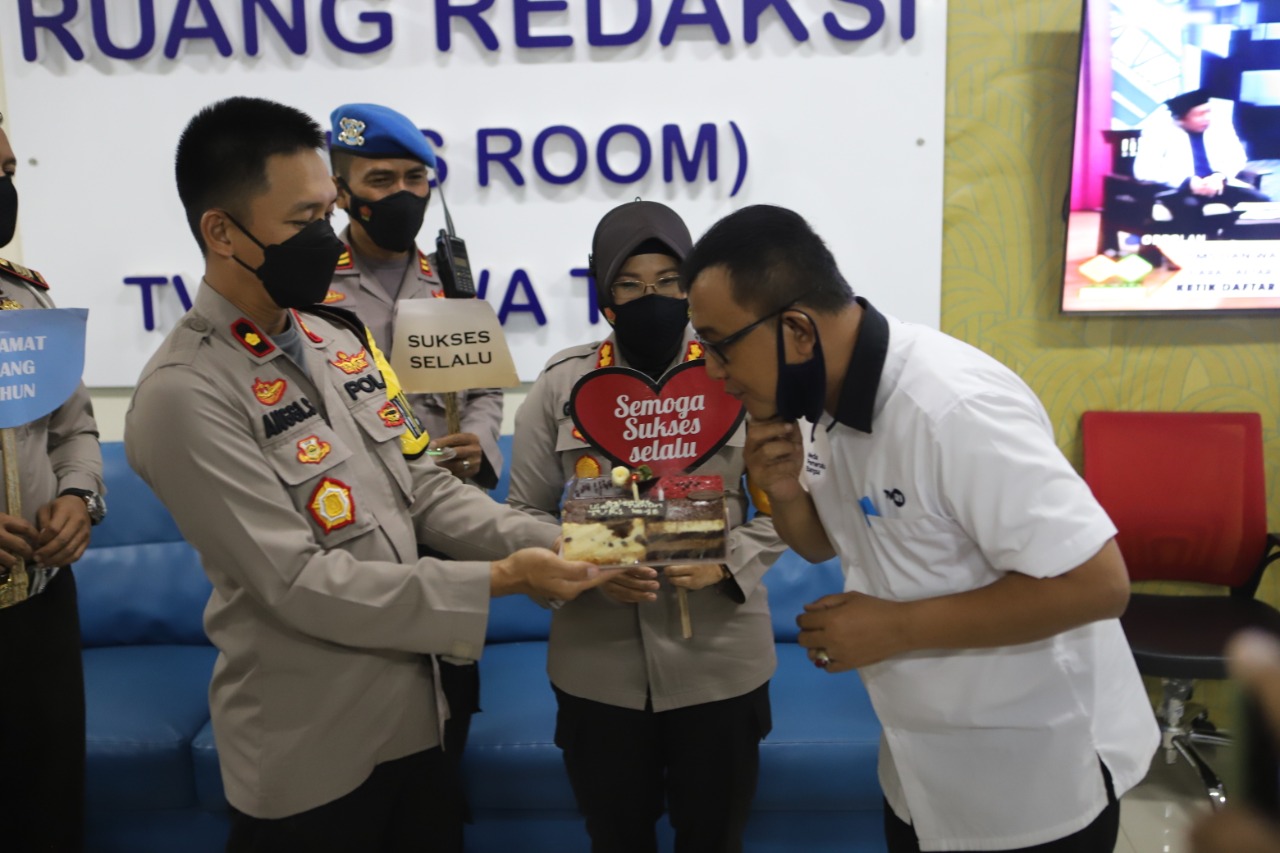 Kapolres Tanjung Perak Berikan Kejutan Kue Ulang Tahun di HUT Ke 43 TVRI Jawa Timur