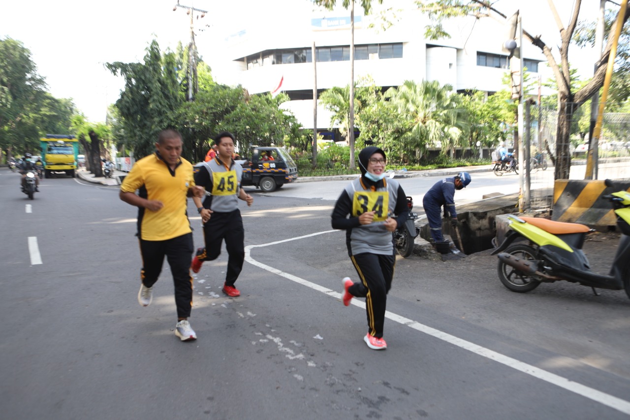 Kapolres Tanjung Perak Ikuti Pelaksanaan Tes Kesamaptaan Jasmani di Lapangan Prapat Kurung