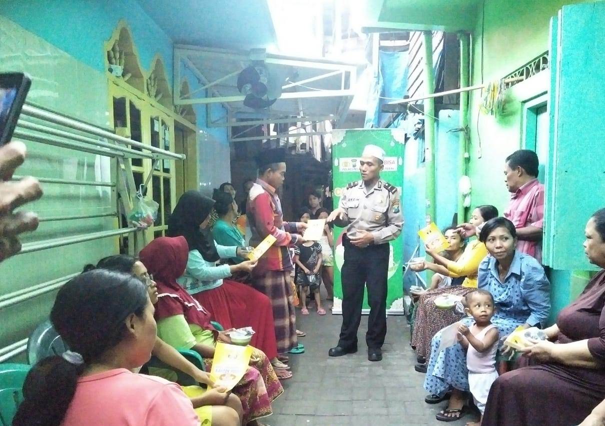 Polsek Asemrowo Sampaikan Pesan Waspada Hoax & 3C di Cangkrukan Ramadhan