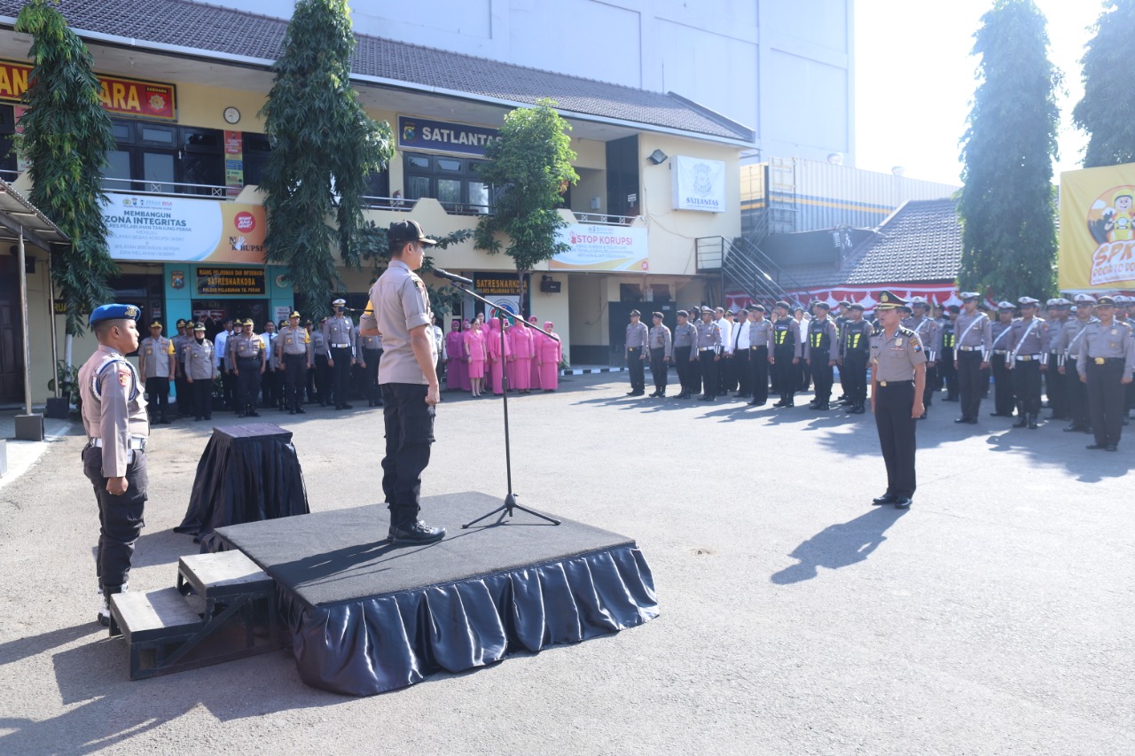 Kapolres Tanjung Perak Pimpin Upacara Kenaikan Pangkat Pengabdian