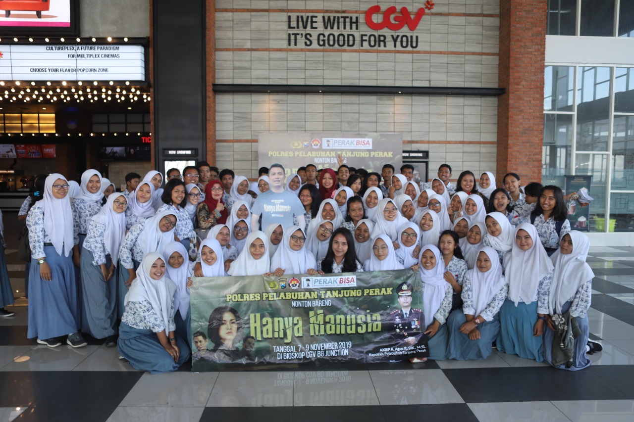 Polres Tanjung Perak Nonton Bioskop Bareng Murid-Murid SMA Barunawati