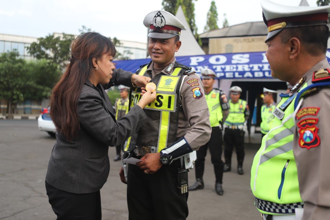 Anggota Satlantas Polres Tanjung Perak Dapat Hadiah Burger Gratis