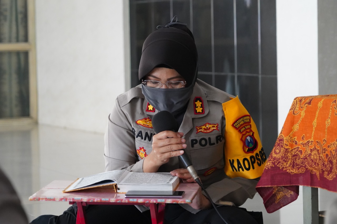 Kapolres Tanjung Perak Pimpin Tadarusan Polwan di Hari Pertama Puasa