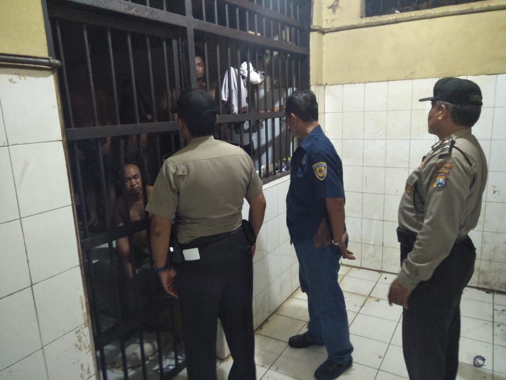 Polsek Kenjeran Laksanakan Pengecekan Tahanan Usai Apel Malam