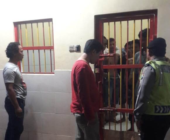 Polsek Semampir Lakukan Pengecekan Rutin Tahanan Usai Apel Malam