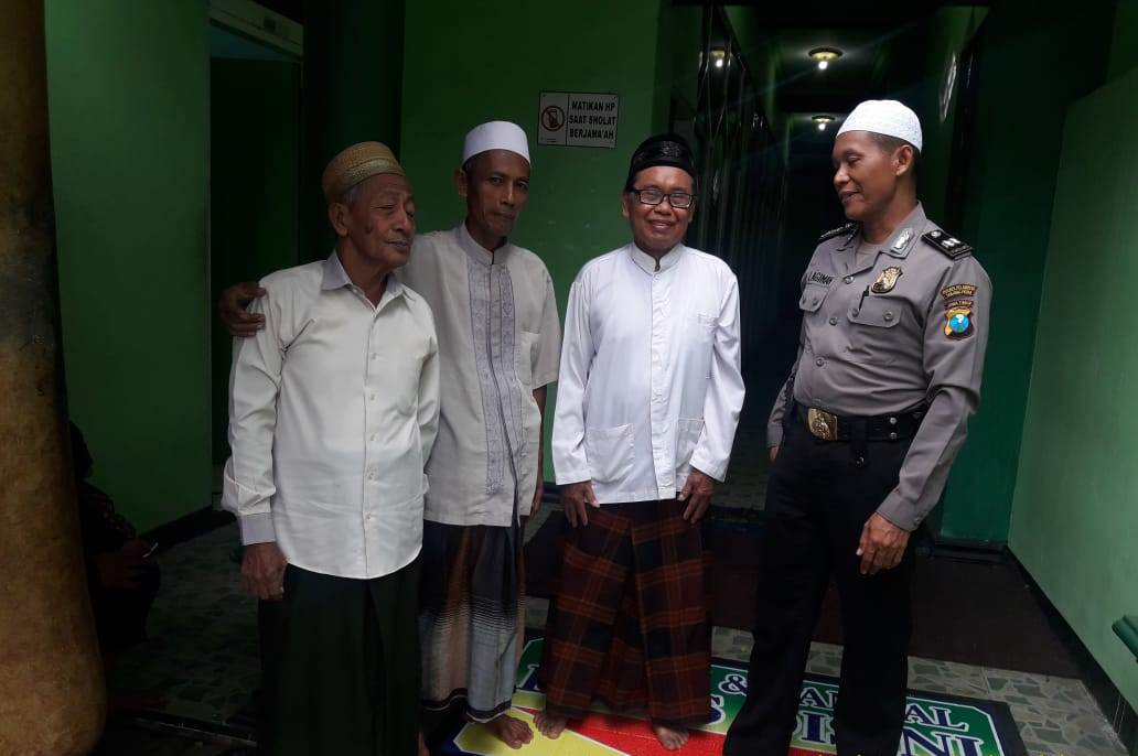 Babinkamtibmas Takal Kedinding Titip Pesan Jaga Kerukunan Antar Umat Beragama