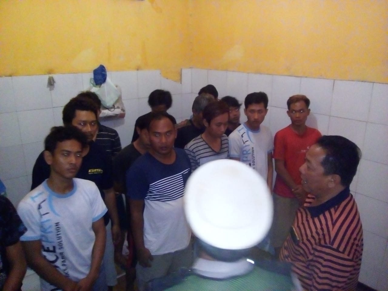 Polsek Asemrowo Pengecekan Rutin Tahanan Sesuai Apel Malam