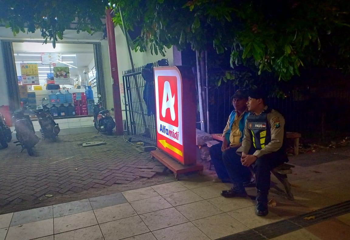 Satsabhara Polres Tanjung Perak Pantau Mini Market Melalui Patroli Malam