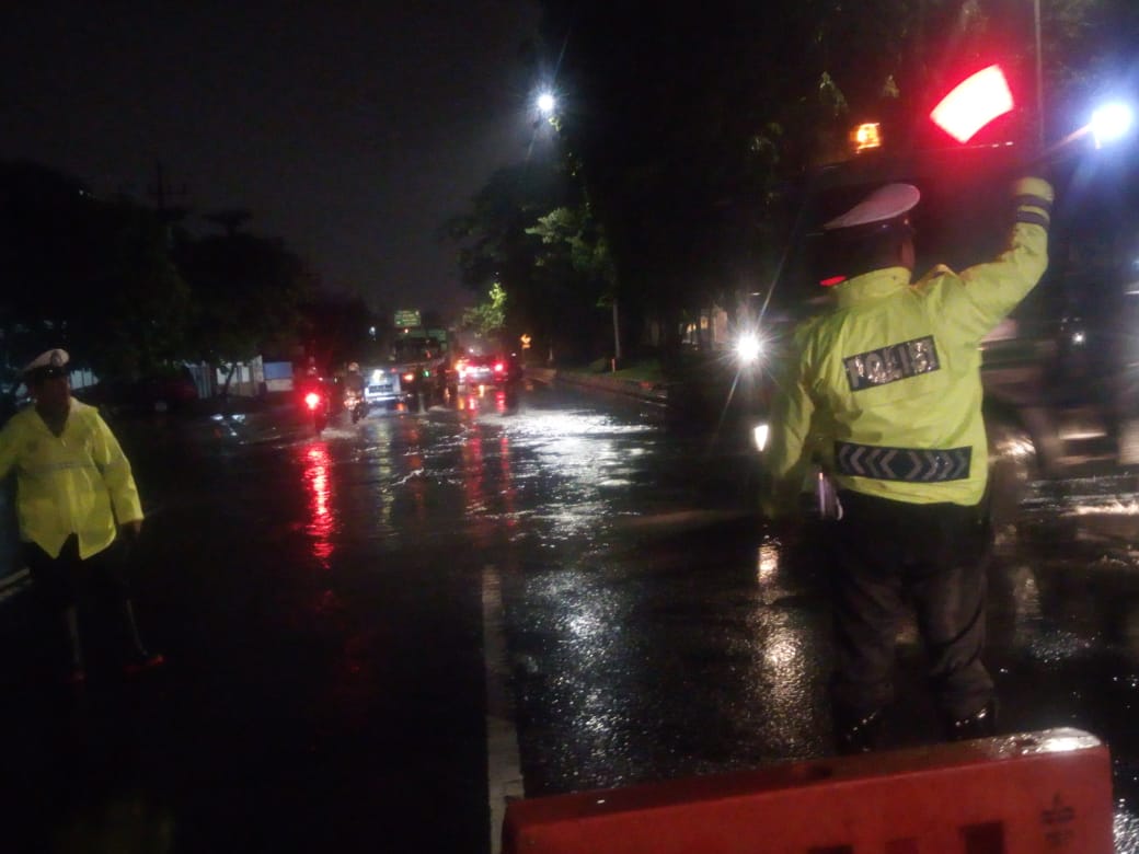 Satlantas Polres Tanjung Perak Atur Lalu Lintas Cegah Kemacetan & Antisipasi Kecelakaan