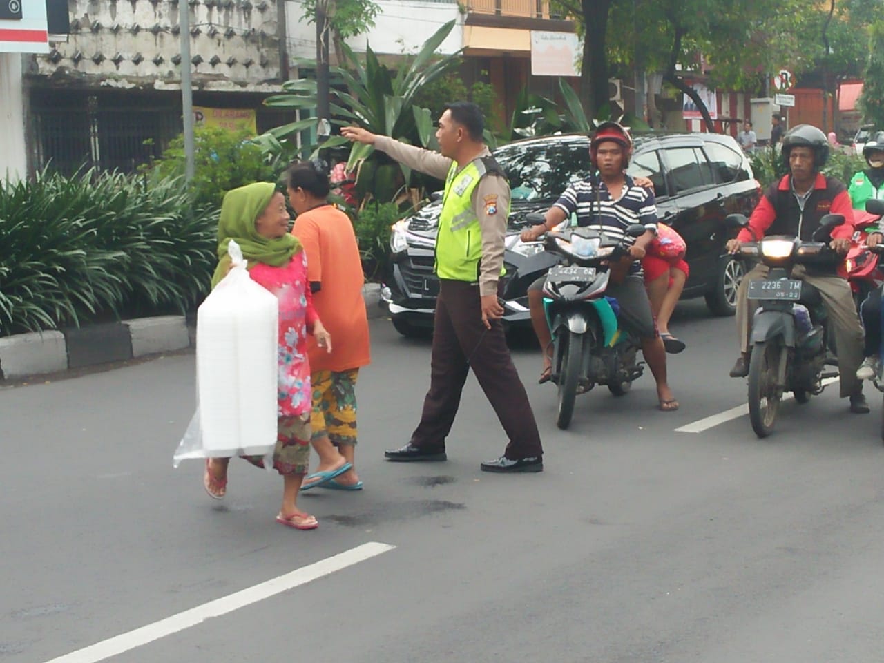 Beri Pelayanan Masyarakat, Polsek Semampir Lakukan Pengaturan Lalu Lintas Sore
