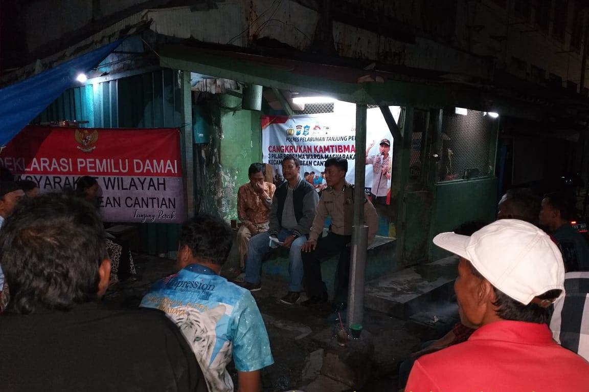 Polsek Pabean Cantikan Cangkrukan Bersama Warga, Sampaikan Pesan Pemilu Damai