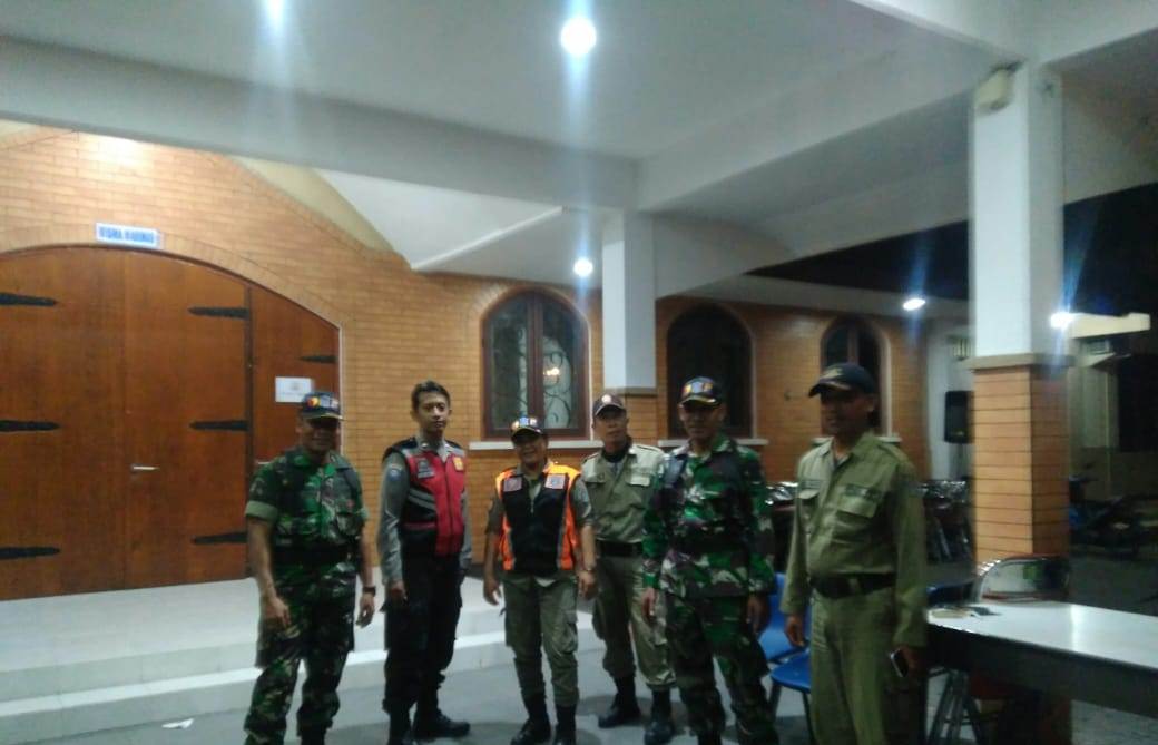 Babinkamtibmas Polsek Kenjeran Amankan Kebaktian Malam Paskah