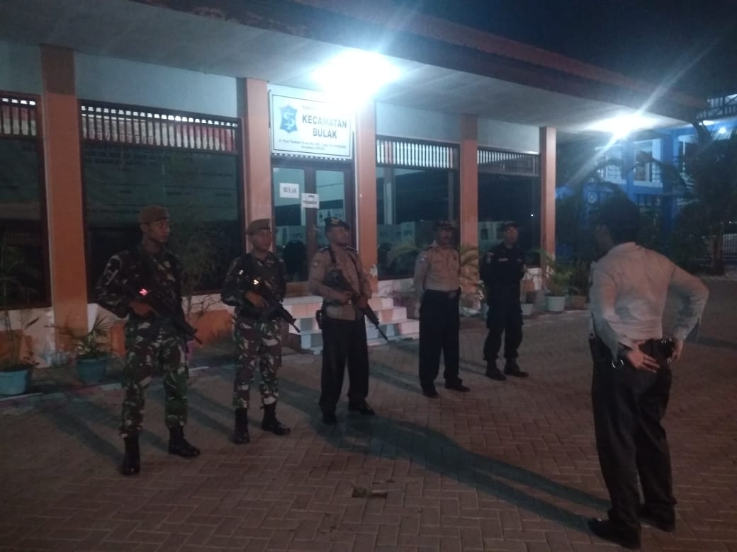 Polsek Kenjeran Bersama TNI Lakukan Penjagaan Rutin di PPK Bulak