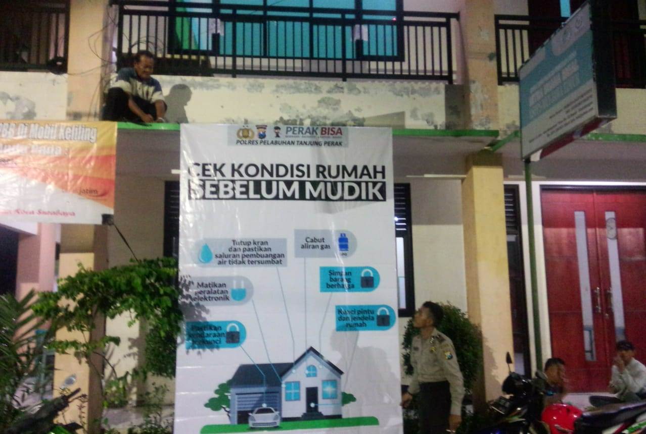 Babinkamtibmas Dupak Pasang Spanduk Himbauan Keamanan Selama Mudik