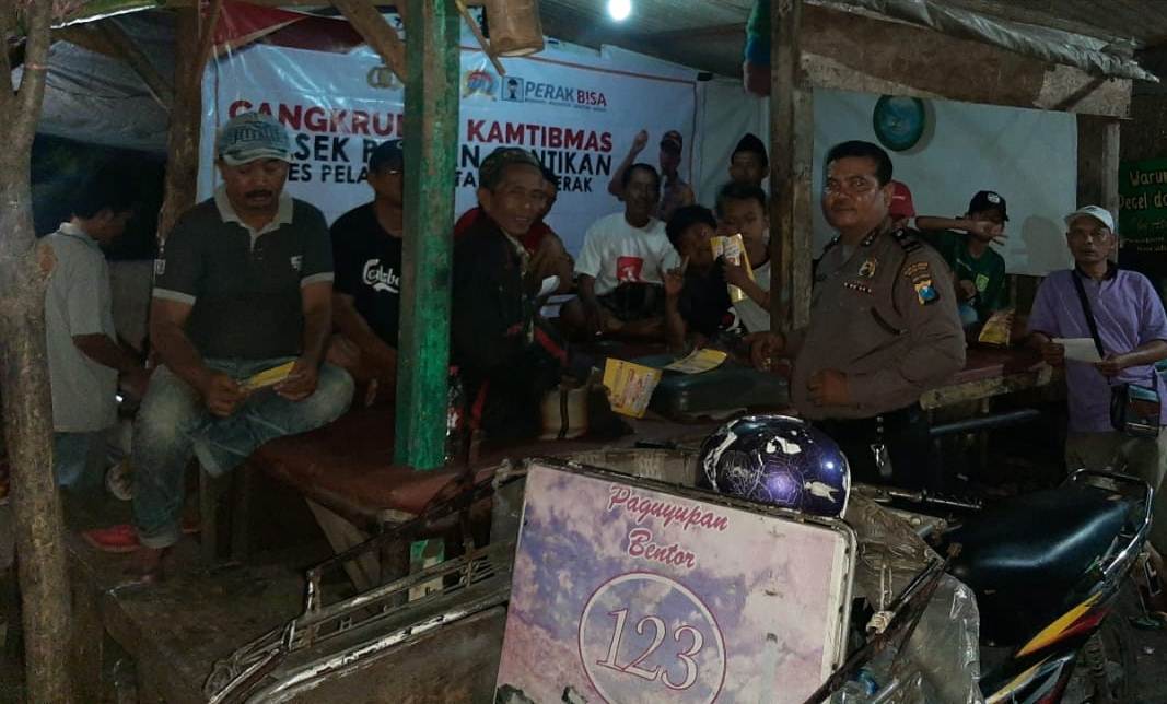 Babinkamtibmas Krembangan Utara Sosialisasi SPKT Door To Door Kepada Warga Pesapen Kali