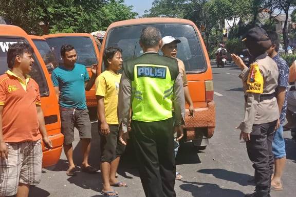 Kapolsek Krembangan Sampaikan Pesan Tertib Lalu Lintas Ke Sopir Angkot
