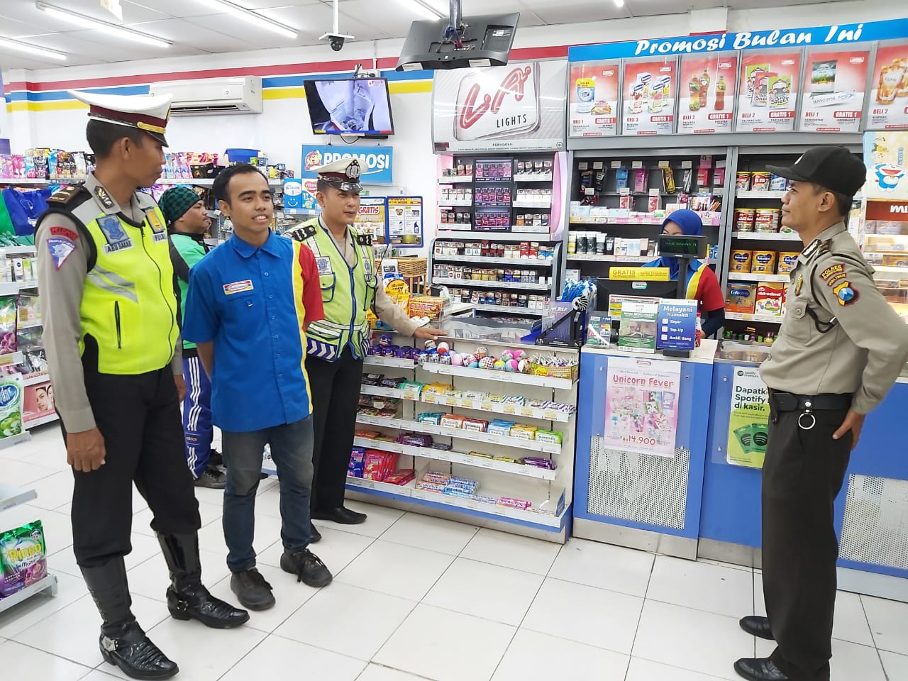 Cegah Kriminalitas di Mini Market, Polsek Asemrowo Lakukan Patroli Malam