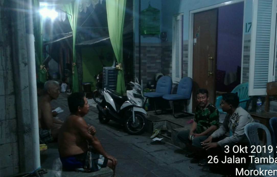 Babinkamtibmas Morokrembangan Patroli Malam di Pemukiman, Sampaikan Waspada Curanmor