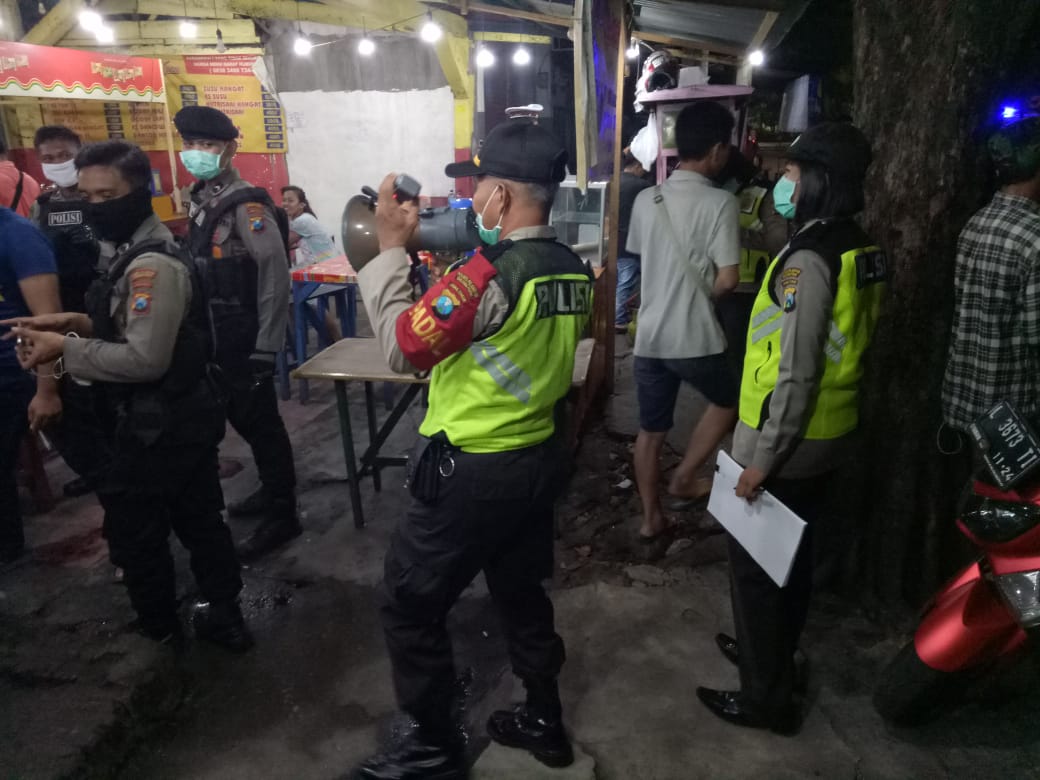 Polres Tanjung Perak Bubarkan Pengunjung Warkop di Jalan Demak