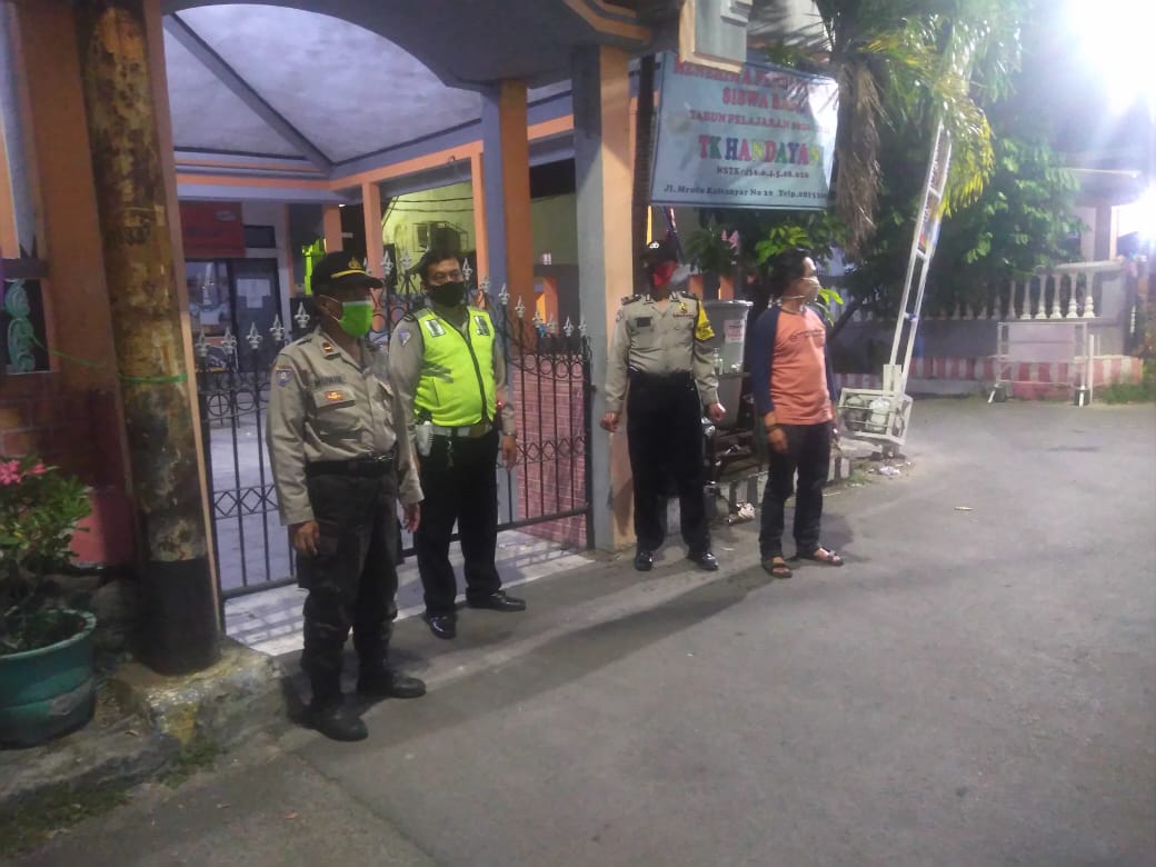 Polsek Semampir Patroli Malam di Kampung Tangguh, Pantau Penerapan Protokol Kesehatan