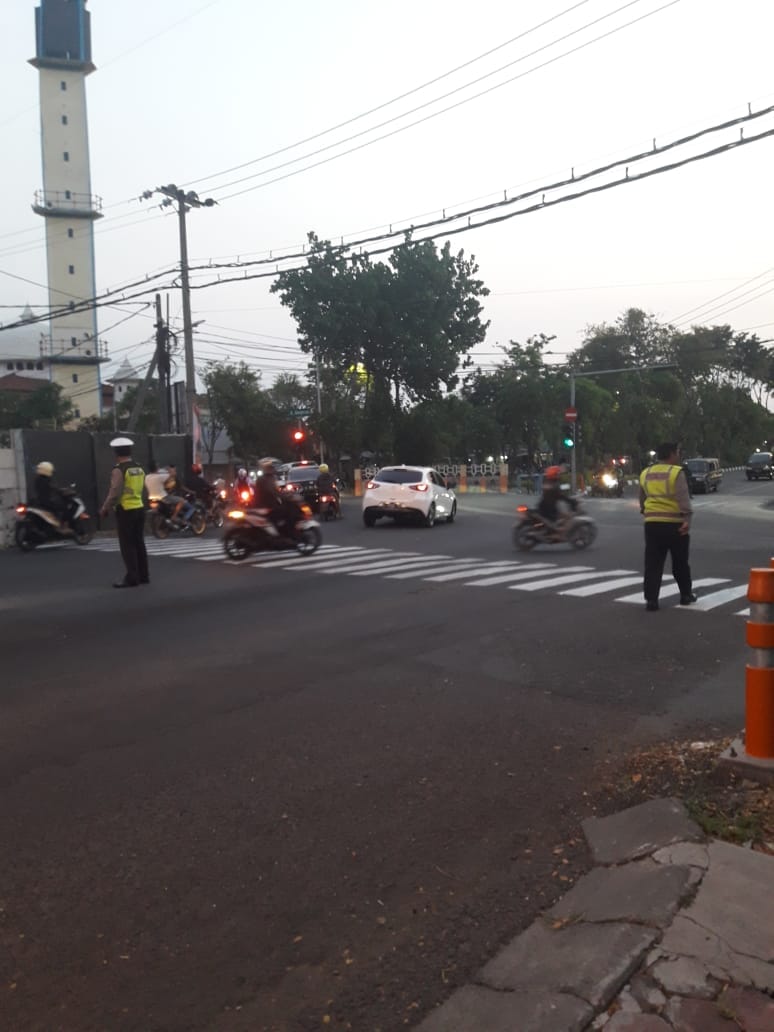 Polsek Kenjeran Lakukan Protap Pengaturan Lalu Lintas Sore di Depan Ken Park