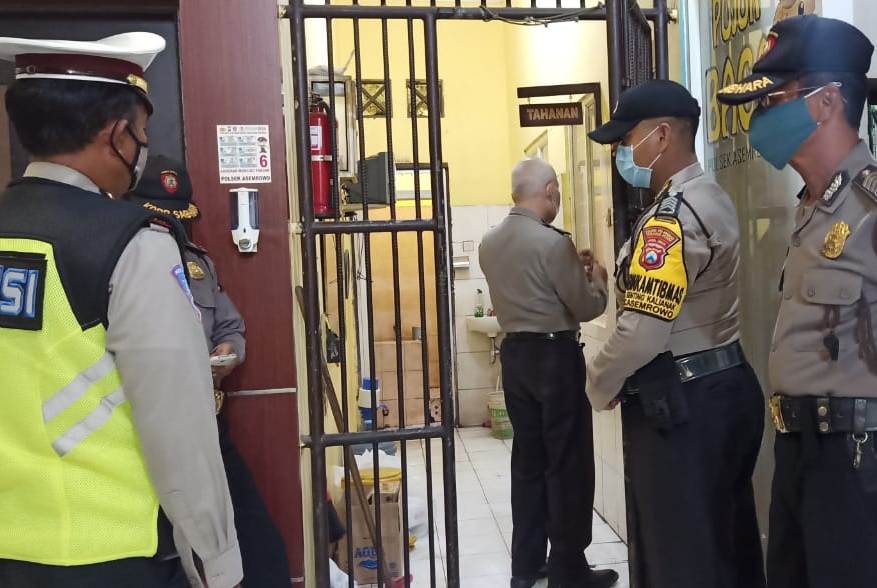 Cegah Penyelundupan Narkoba, Polsek Asemrowo Lakukan Pengecekan Ruang Tahanan