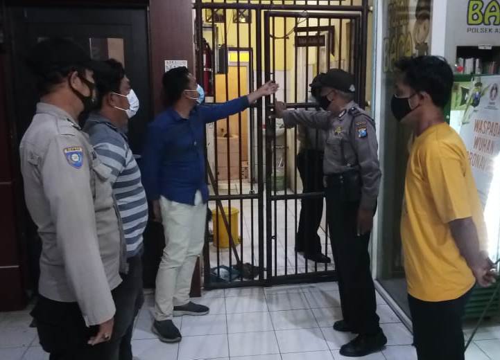 Cegah Tahanan Kabur, Polsek Asemrowo Rutin Lakukan Pengecekan Pagi & Malam