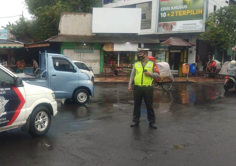 Unit Lantas Polsek Semampir Atur Lalu Lintas Sore di Jalan Pegirian