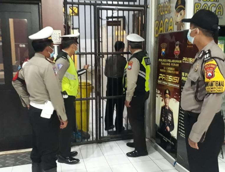 Antisipasi Barang Terlarang, Polsek Asemrowo Cek Ruang Tahanan
