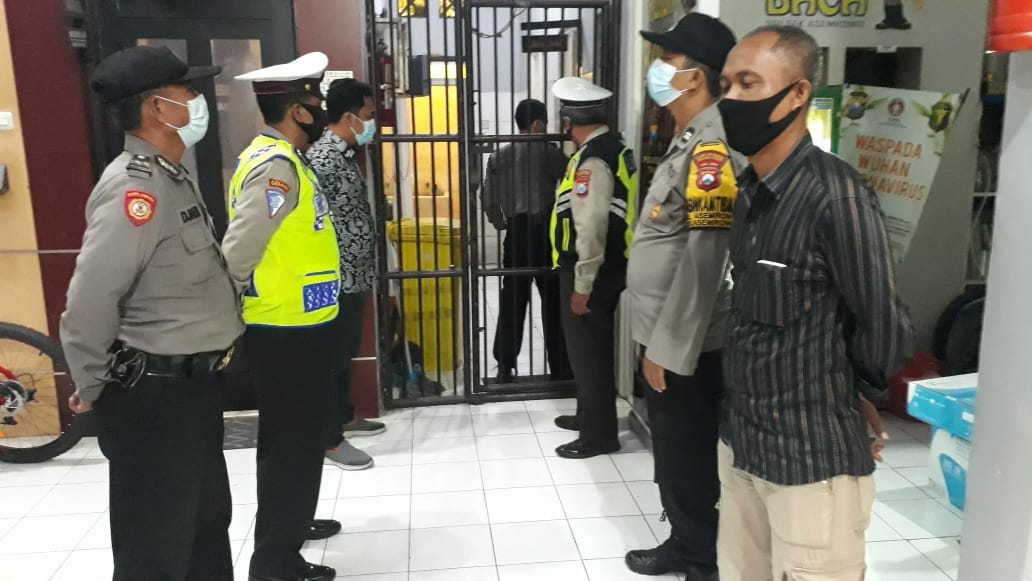 Pantau Kondisi Tahanan, Polsek Asemrowo Gelar Pengecekan Rutin