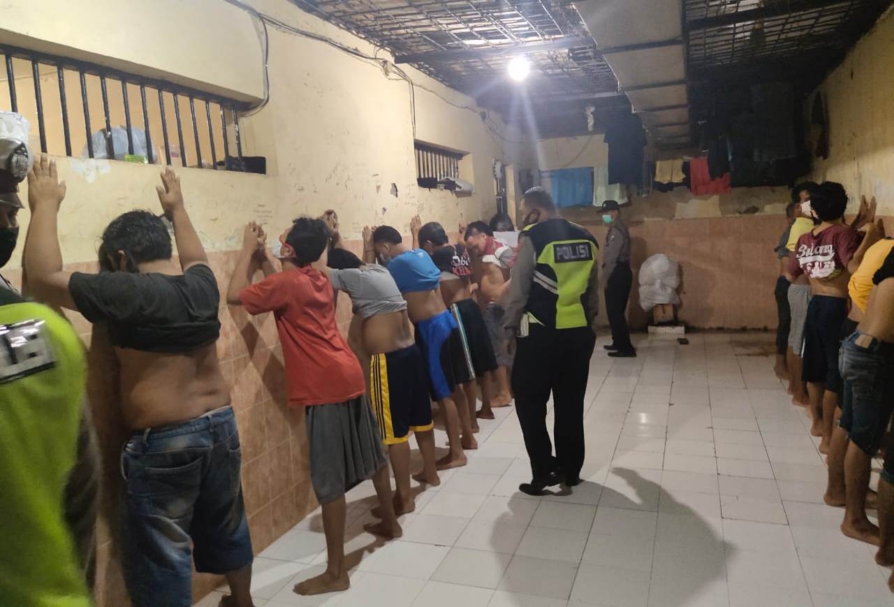 Pastikan Tahanan Sehat, Polsek Krembangan Lakukan Pengecekan Rutin Setiap Hari
