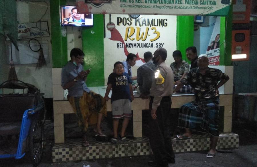 Babinkamtibmas Nyamplungan Sambang Pos Kamling, Sampaikan Himbauan Patuh Protokol Kesehatan & Waspada 3C