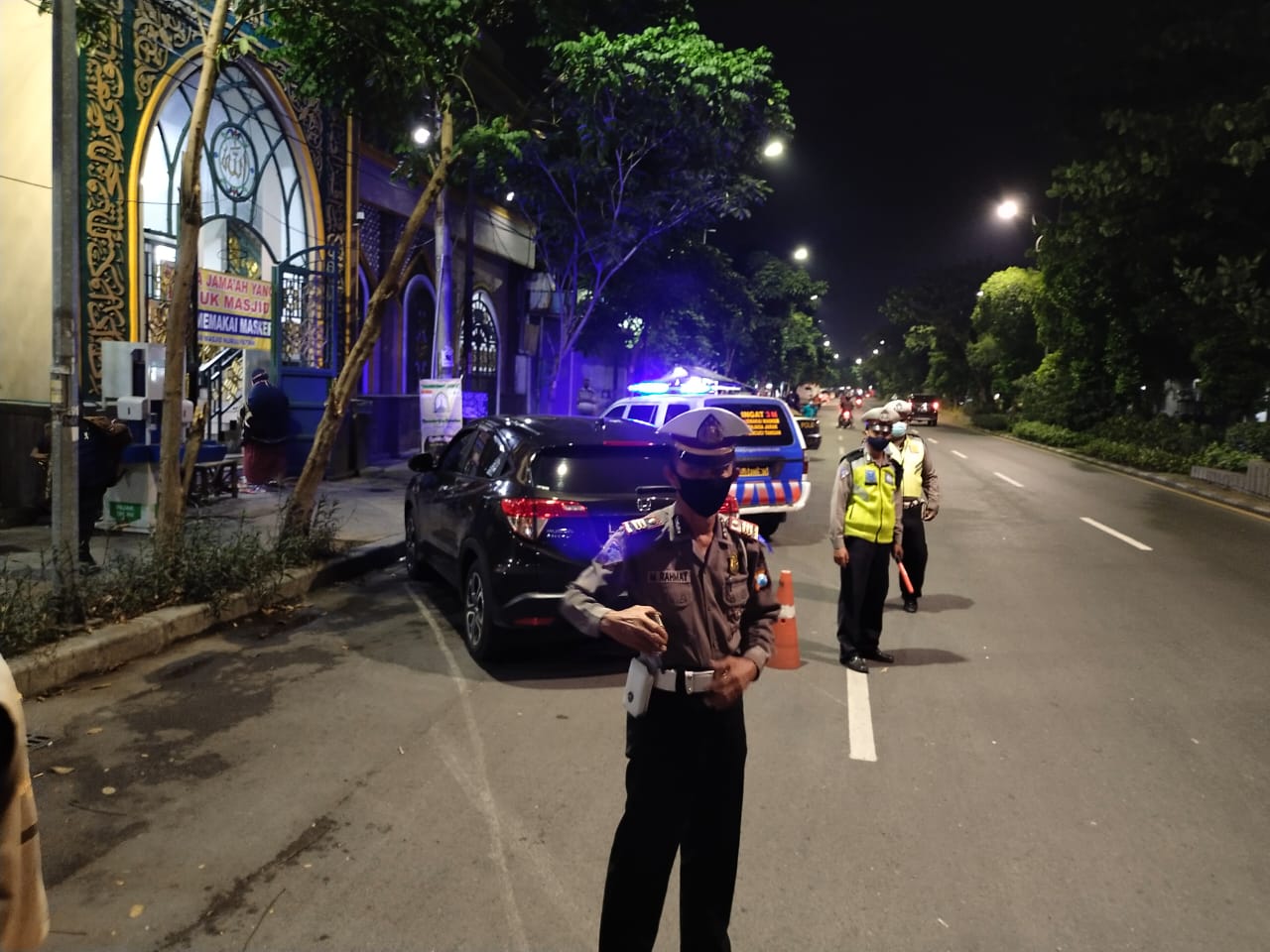 Polsek Krembangan Laksanakan Pengamanan Sholat Tarawih di Masjid Nurul Fattah