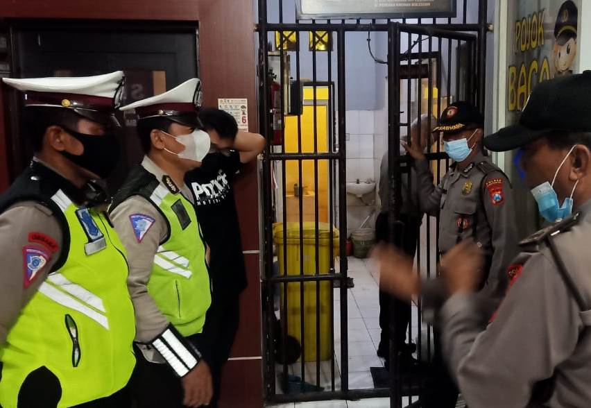 Polsek Asemrowo Laksanakan Pengecekan Rutin, Cegah Tahanan Melarikan Diri & Antisipasi Narkoba