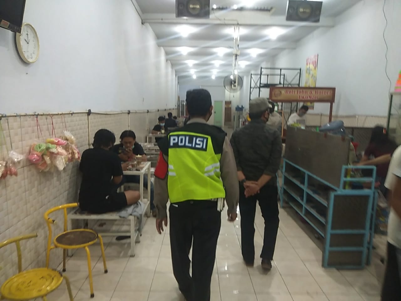 Polsek Krembangan Gelar Operasi Penertiban Masker Mobile di Warkop & Cafe