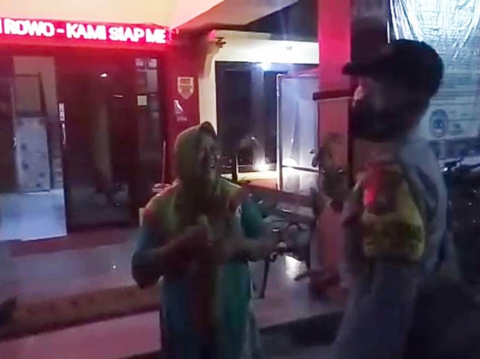 Polsek Asemrowo Bersama Linmas Gelar Operasi Masker di Depan Mako