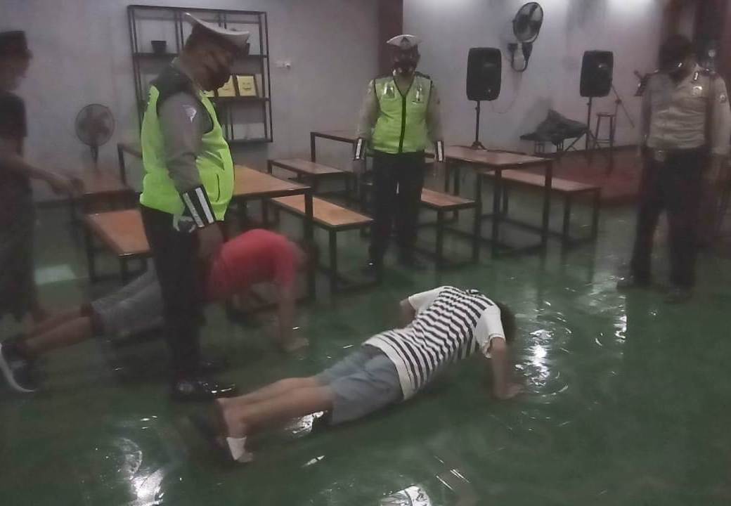Polsek Asemrowo Lakukan Operasi Pemberlakuan Jam Malam, Datangi Cafe & Warkop Yang Masih Tetap Buka