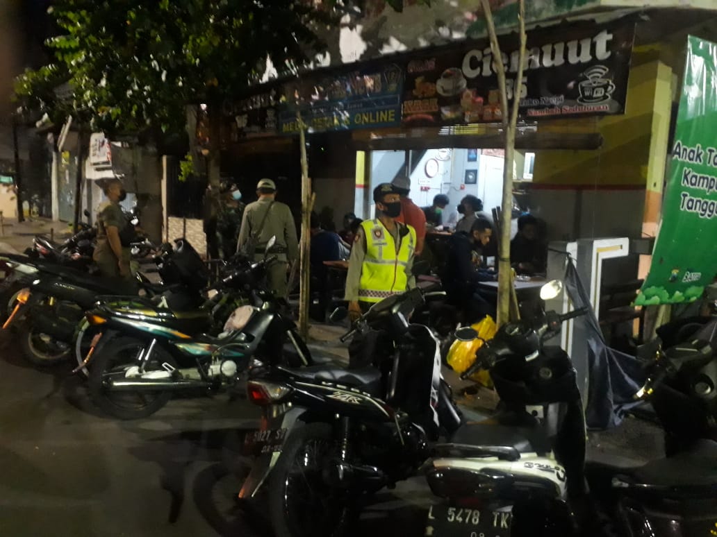 Gelar Operasi Jam Malam, Polsek Semampir Bersama Koramil & Satpol PP Datangi Warung-Warung