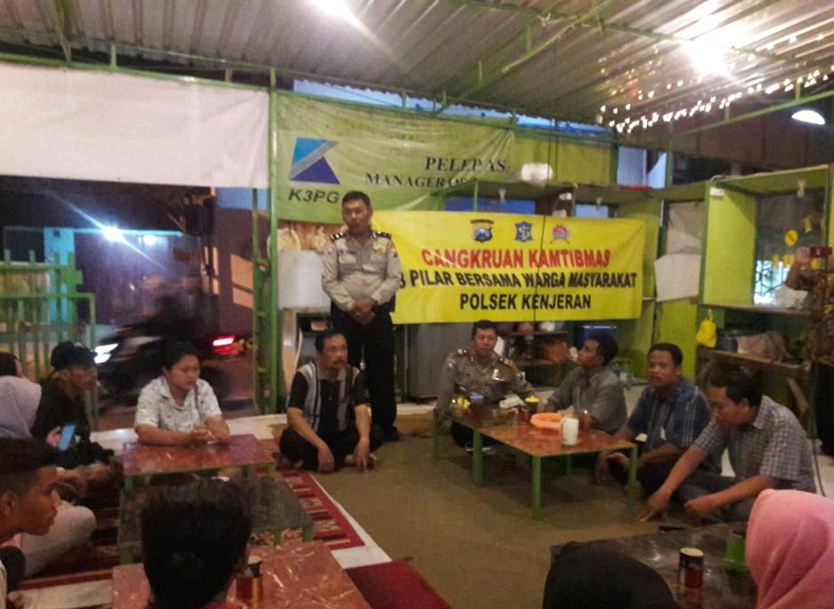 Polsek Kenjeran Cangkrukan Senin Militan Bersama Warga Kyai Tambak Deres