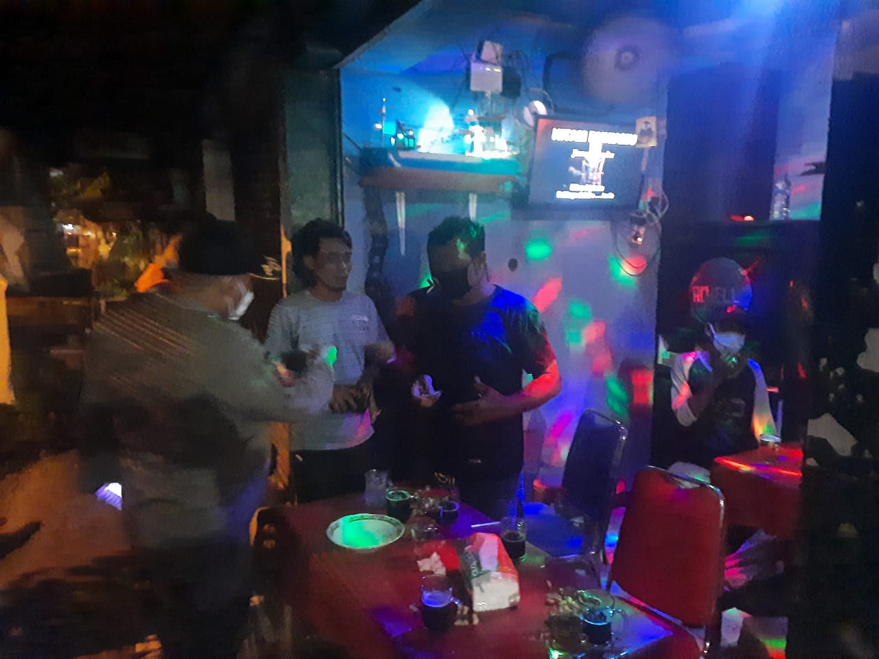 Polsek Pabean Cantikan Bubarkan Paksa Cafe Remang-Remang, Amankan 9 Orang & Puluhan Botol Miras